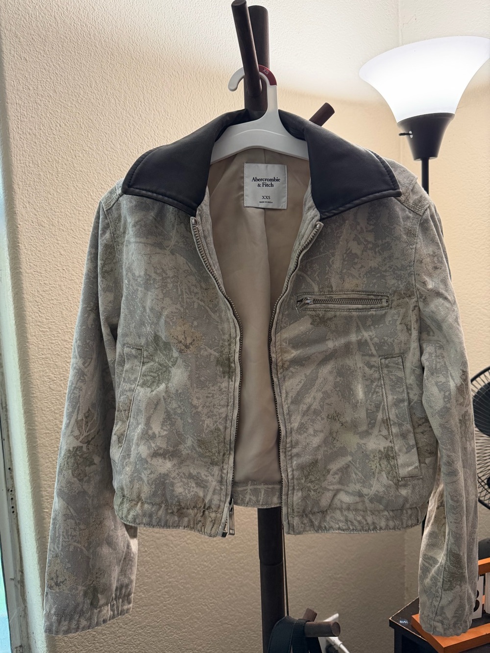 Abercrombie & Fitch Cropped Twill Trucker